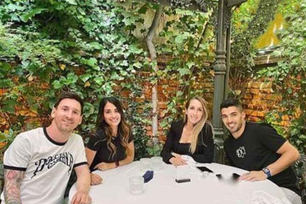 Messi-and-Suarez-with-his-wife